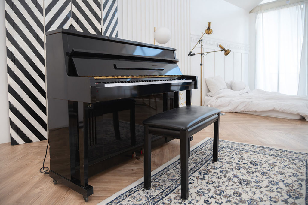 Piano droit dans un salon