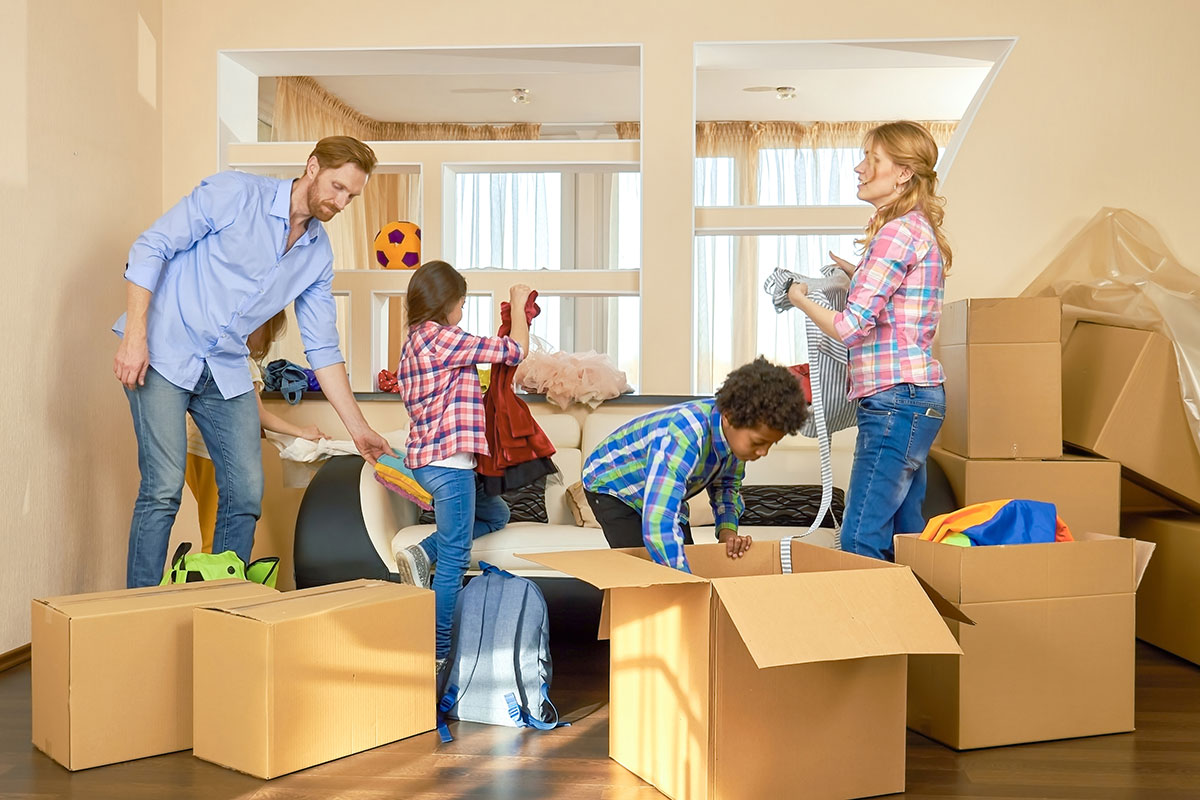 Famille déballant ses cartons de déménagement