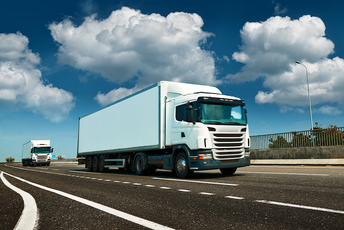 Camion de déménagement sur la route