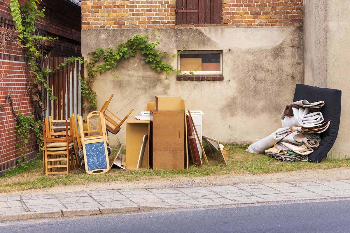 Tas de meubles en extérieur pour les encombrants avant un déménagement