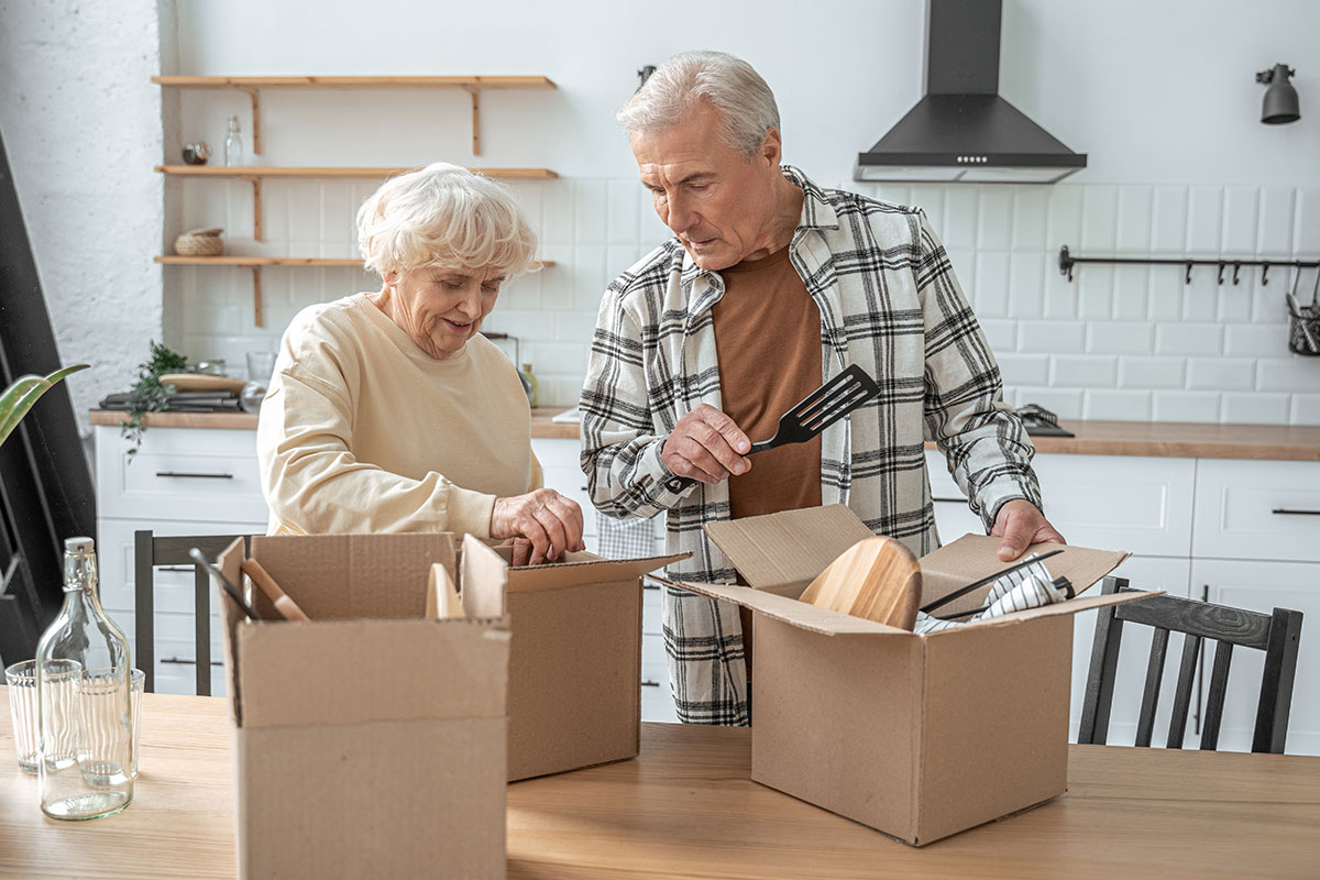 Deux personnes âgées faisant leurs cartons de déménagement