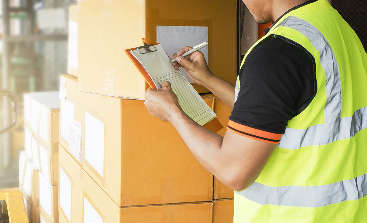 Personne complétant des papier de déménagement