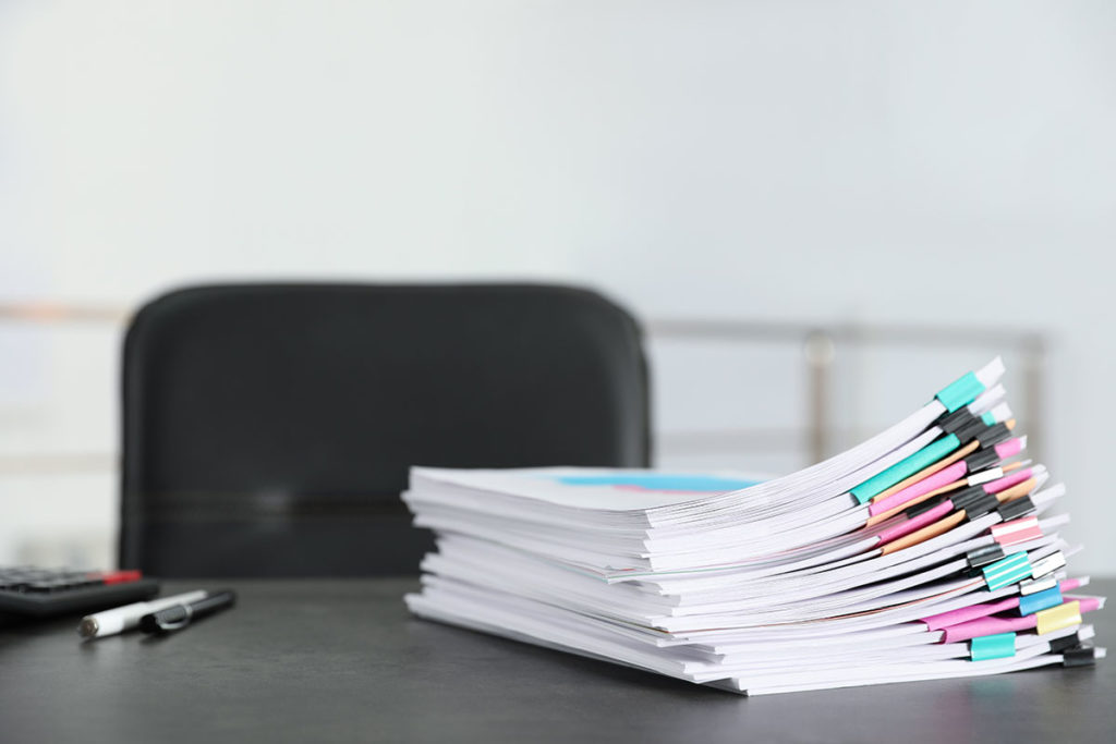 Pile de documents de formalités douanières pour déménager en Suisse