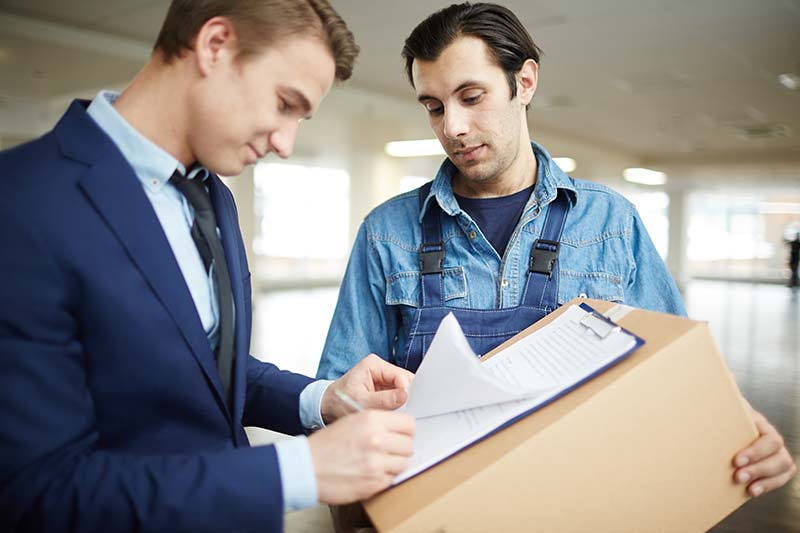 Chef d'entreprise signant des papier de déménagement